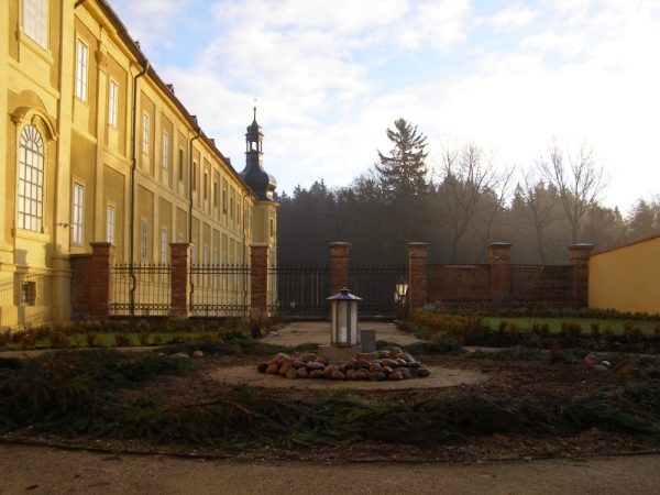 Betl&eacute;msk&eacute; světlo v kl&aacute;&scaron;tern&iacute; zahradě