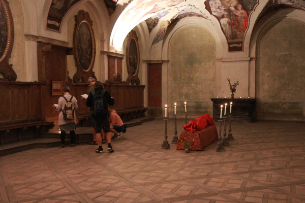 Noc&iacute; ke hvězd&aacute;m / Z tepelsk&eacute;ho kl&aacute;&scaron;tera do vesm&iacute;ru